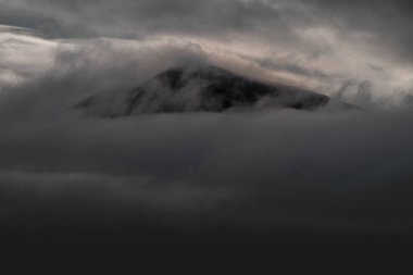 İskoçya, İngiltere 'de Ben Nevis dağının zirvesinde sersemletici bulutlar