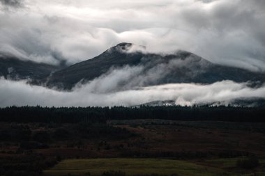 İskoçya, İngiltere 'de Ben Nevis dağının zirvesinde sersemletici bulutlar