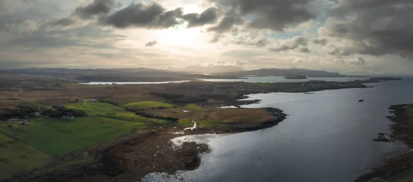 Vista aérea de la isla de Skye con nubes dramáticas y el tiempo, una casa de campo en una pequeña isla rodeada de agua —  Fotos de Stock
