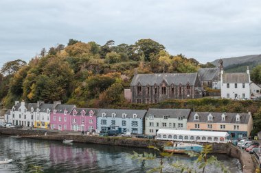Portree, İskoçya - Ekim 2021: Sonbaharda Skye Adası 'ndaki başkentin ünlü renkli binalarla manzarası