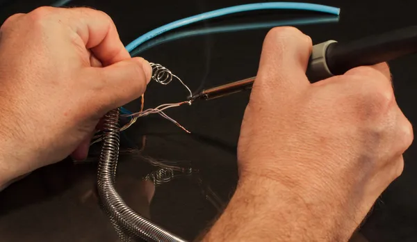 Eller birlikte siyah arka plan ve duman teller lehim