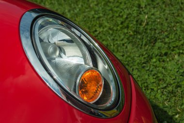 otomatik Far yeşil çim geçmişi olan bir kırmızı araba