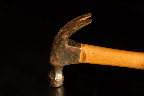 Martillo de mango de madera aislado sobre un fondo negro oxidado usado y desgastado —  Fotos de Stock