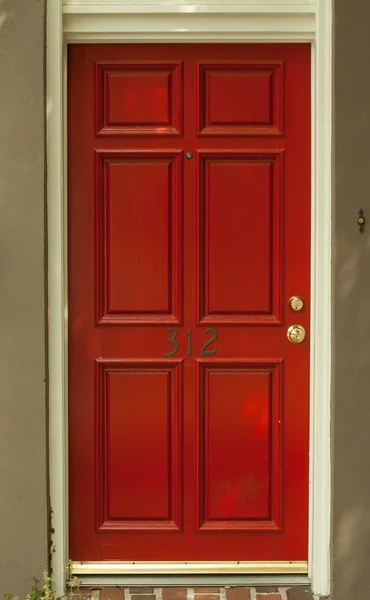giriş kapısı kırmızı