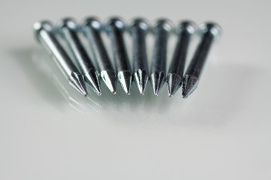 Grup üzerinde beyaz izole çivi