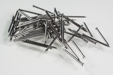 Grup üzerinde beyaz izole çivi