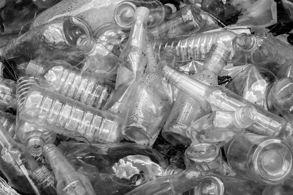 Recycler les bouteilles en plastique empiler décharge — Photo