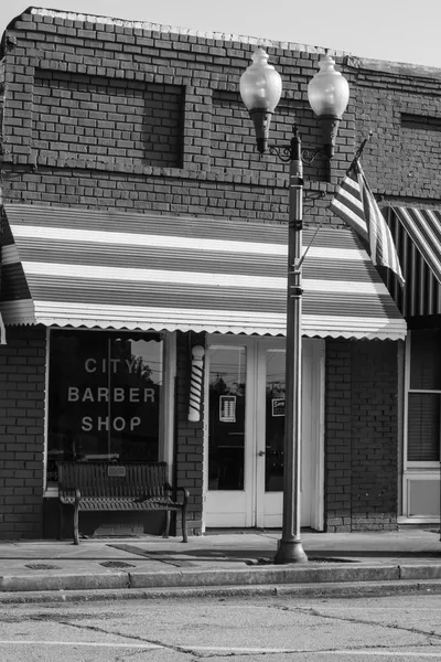 小さな町の古い理髪店 — ストック写真