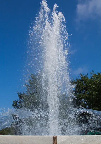 Park fontein in de zomer — Stockfoto