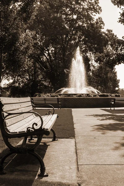 在夏天的公园喷泉 — 图库照片