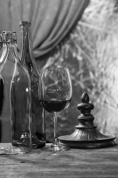Botella de vino y vidrio — Foto de Stock