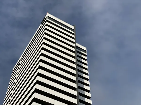 Білий Хмарочос Проти Блакитного Неба Висока Сучасна Будівля Яку Видно — стокове фото