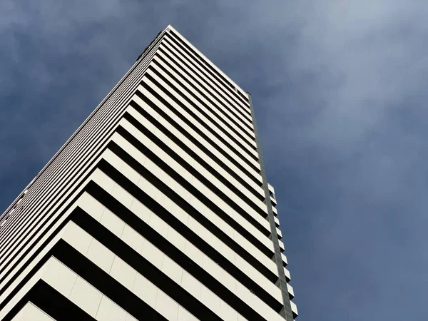Arranha Céus Brancos Contra Céu Azul Este Edifício Alto Moderno — Fotografia de Stock