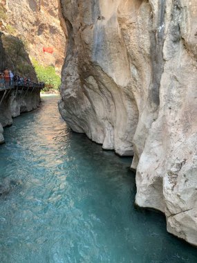 Yüksek bir kaya vadisi ve dağ nehri. Nehir boyunca derin dar bir kanyon. Türkiye 'yi gezmek, turistler için gezi. Fethiye ve Oludeniz köyleri yakınlarındaki Saklikent geçidi, 13 Ağustos 2021