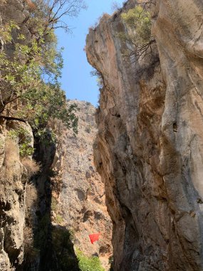 Yüksek bir kaya vadisi ve dağ nehri. Nehir boyunca derin dar bir kanyon. Türkiye 'yi gezmek, turistler için gezi. Fethiye ve Oludeniz köyleri yakınlarındaki Saklikent geçidi, 13 Ağustos 2021