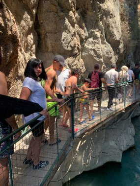 Yüksek bir kaya vadisi ve dağ nehri. Nehir boyunca derin dar bir kanyon. Türkiye 'yi gezmek, turistler için gezi. Fethiye ve Oludeniz köyleri yakınlarındaki Saklikent geçidi, 13 Ağustos 2021