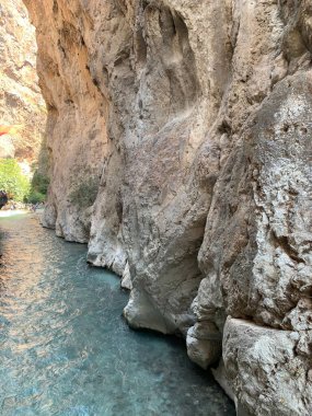 Yüksek bir kaya vadisi ve dağ nehri. Nehir boyunca derin dar bir kanyon. Türkiye 'yi gezmek, turistler için gezi. Fethiye ve Oludeniz köyleri yakınlarındaki Saklikent geçidi, 13 Ağustos 2021