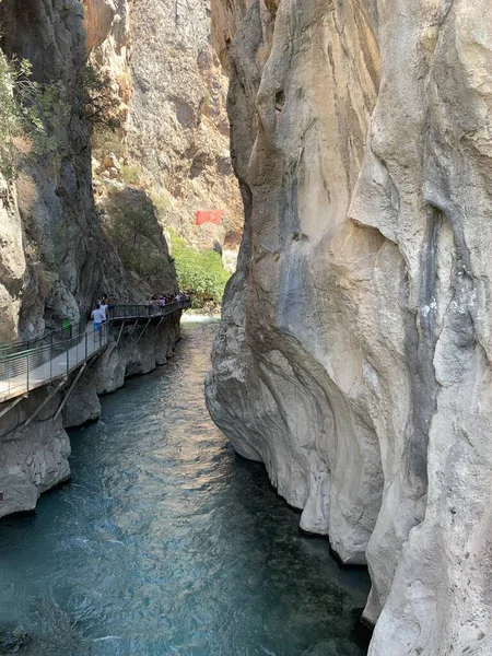 Yüksek bir kaya vadisi ve dağ nehri. Nehir boyunca derin dar bir kanyon. Türkiye 'yi gezmek, turistler için gezi. Fethiye ve Oludeniz köyleri yakınlarındaki Saklikent geçidi, 13 Ağustos 2021