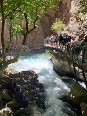 Yüksek bir kaya vadisi ve dağ nehri. Nehir boyunca derin dar bir kanyon. Türkiye 'yi gezmek, turistler için gezi. Fethiye ve Oludeniz köyleri yakınlarındaki Saklikent geçidi, 13 Ağustos 2021