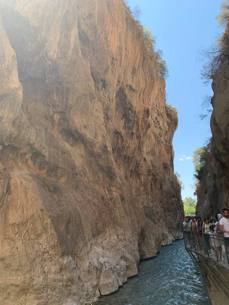 Yüksek Bir Kaya Vadisi Dağ Nehri Nehir Boyunca Derin Dar — Stok fotoğraf