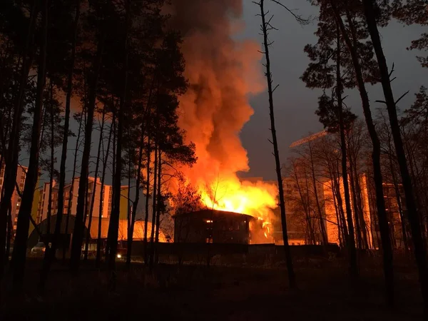 밤에는 주거용 건물이 불타고 건물에서 화재가 했습니다 비상사태 — 스톡 사진