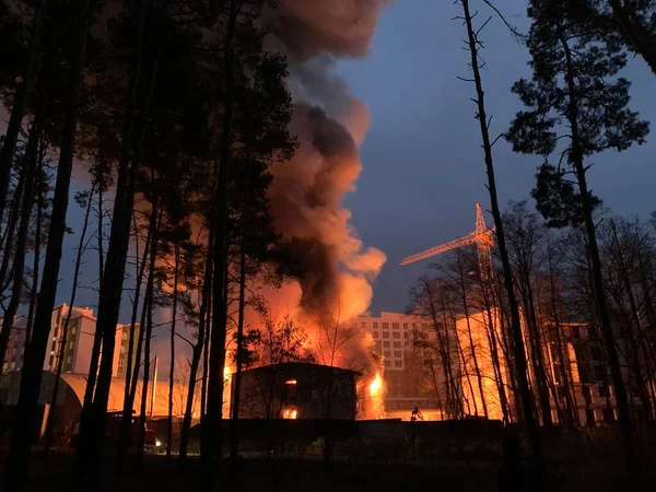 Edificio Residencial Está Llamas Por Noche Gran Incendio Zona Edificio —  Fotos de Stock