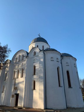Gökyüzünün arka planına karşı kilisenin antik binası. Banyosu olan bir ortaçağ kilisesi. Tarihi mimari anıt, Hristiyanlık. Chernihiv Şehri, 31 Ekim 2021