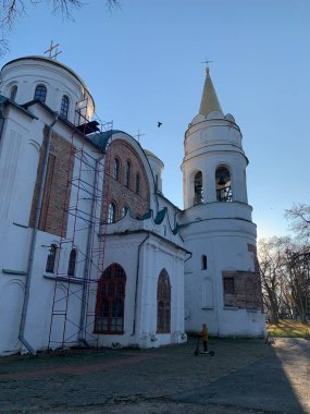 Gökyüzünün arka planına karşı kilisenin antik binası. Banyosu olan bir ortaçağ kilisesi. Tarihi mimari anıt, Hristiyanlık. Chernihiv Şehri, 31 Ekim 2021