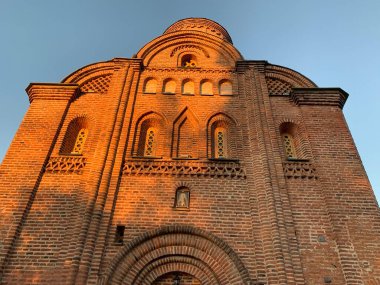 Gökyüzünün arka planına karşı kilisenin antik binası. Banyosu olan bir ortaçağ kilisesi. Tarihi mimari anıt, Hristiyanlık. Chernihiv Şehri, 31 Ekim 2021