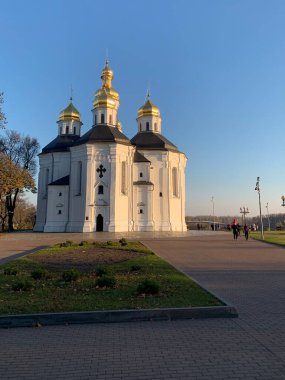 Gökyüzünün arka planına karşı kilisenin antik binası. Banyosu olan bir ortaçağ kilisesi. Tarihi mimari anıt, Hristiyanlık. Chernihiv Şehri, 31 Ekim 2021