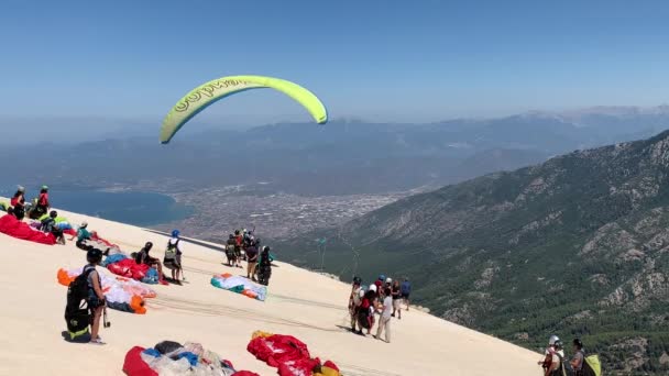 在土耳其被驱逐 在天空的背景下跳伞 粉末运动 滑翔伞 Turkey Mount Babadag Oludeniz August 2021 — 图库视频影像