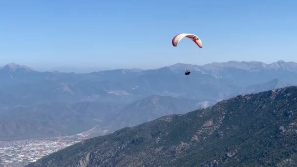 Gleitschirmfliegen Der Türkei Fallschirmspringen Auf Dem Hintergrund Des Himmels Pulversport — Stockvideo