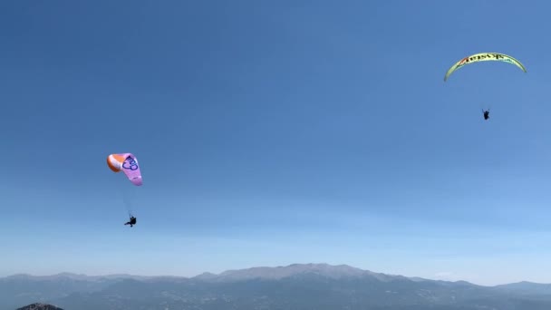 トルコでパラグライダー 空を背景にスカイダイビング パウダースポーツ パラグライダー トルコ ババダグ山 オルデニス 2021年8月8日 — ストック動画