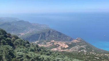 Babadag Dağı 'na telli vagon. Yüksek bir dağda araba kaldırmak. Dağdan Akdeniz 'e bir bakış açısı. Fethiye 'de Mavi Göl - Oludeniz, Türkiye, 8 Ağustos 2021