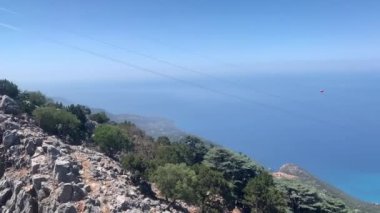 Babadag Dağı 'na telli vagon. Yüksek bir dağda araba kaldırmak. Dağdan Akdeniz 'e bir bakış açısı. Fethiye 'de Mavi Göl - Oludeniz, Türkiye, 8 Ağustos 2021