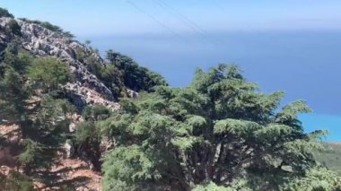 Babadag Dağı 'na telli vagon. Yüksek bir dağda araba kaldırmak. Dağdan Akdeniz 'e bir bakış açısı. Fethiye 'de Mavi Göl - Oludeniz, Türkiye, 8 Ağustos 2021