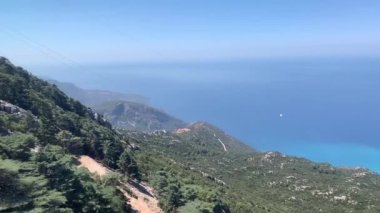 Babadag Dağı 'na telli vagon. Yüksek bir dağda araba kaldırmak. Dağdan Akdeniz 'e bir bakış açısı. Fethiye 'de Mavi Göl - Oludeniz, Türkiye, 8 Ağustos 2021