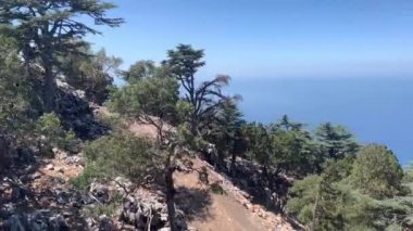 Babadag Dağı 'na telli vagon. Yüksek bir dağda araba kaldırmak. Dağdan Akdeniz 'e bir bakış açısı. Fethiye 'de Mavi Göl - Oludeniz, Türkiye, 8 Ağustos 2021