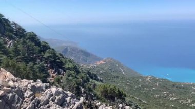 Babadag Dağı 'na telli vagon. Yüksek bir dağda araba kaldırmak. Dağdan Akdeniz 'e bir bakış açısı. Fethiye 'de Mavi Göl - Oludeniz, Türkiye, 8 Ağustos 2021