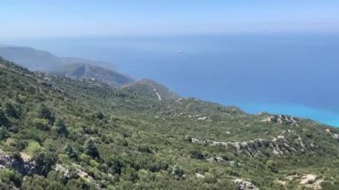 Babadag Dağı 'na telli vagon. Yüksek bir dağda araba kaldırmak. Dağdan Akdeniz 'e bir bakış açısı. Fethiye 'de Mavi Göl - Oludeniz, Türkiye, 8 Ağustos 2021