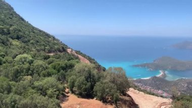 Babadag Dağı 'na telli vagon. Yüksek bir dağda araba kaldırmak. Dağdan Akdeniz 'e bir bakış açısı. Fethiye 'de Mavi Göl - Oludeniz, Türkiye, 8 Ağustos 2021