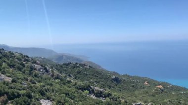 Babadag Dağı 'na telli vagon. Yüksek bir dağda araba kaldırmak. Dağdan Akdeniz 'e bir bakış açısı. Fethiye 'de Mavi Göl - Oludeniz, Türkiye, 8 Ağustos 2021