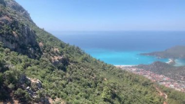 Babadag Dağı 'na telli vagon. Yüksek bir dağda araba kaldırmak. Dağdan Akdeniz 'e bir bakış açısı. Fethiye 'de Mavi Göl - Oludeniz, Türkiye, 8 Ağustos 2021