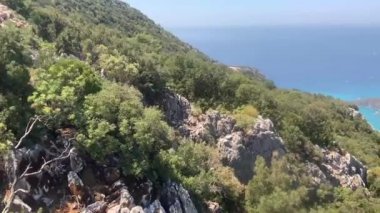 Babadag Dağı 'na telli vagon. Yüksek bir dağda araba kaldırmak. Dağdan Akdeniz 'e bir bakış açısı. Fethiye 'de Mavi Göl - Oludeniz, Türkiye, 8 Ağustos 2021