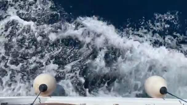 船舷上的水流 从一艘帆船上飞溅的大海 从游艇的高度看水 — 图库视频影像