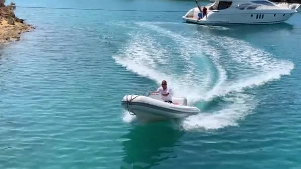 Motorbåten Seglar Havet Marint Fartyg Full Fart Båten Seglar Nära — Stockvideo