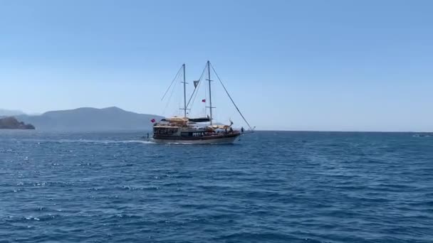 一艘航海船在海上航行 在海上全速前进 游艇在小岛附近航行 2021年8月10日 来自土耳其奥卢德尼兹 费蒂耶的12岛之旅 — 图库视频影像