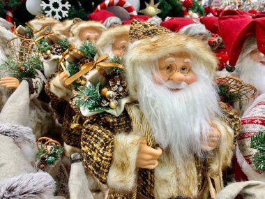 Noel Baba 'nın parlak, yumuşak, yeni yıl oyuncakları. Noel arifesinde bir mağazanın rafında tatil hediyeleri. Tatile hazırlanmak, oyuncakçıda satmak..