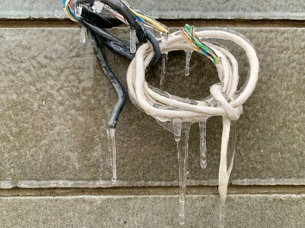 Buz Saçakları Erdemlilerin Üzerine Elektrik Kablolarındaki Buz Saçağı Kavram Yağmurdan — Stok fotoğraf