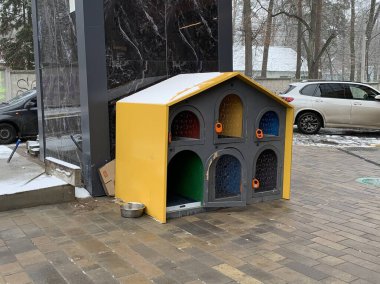 Hayvanlar için depo. Mağazanın girişinde evcil hayvanlar için bir yer. Süpermarketin yakınındaki köpek ve kedi standı. Ukrayna, Irpin - 6 Aralık 2021